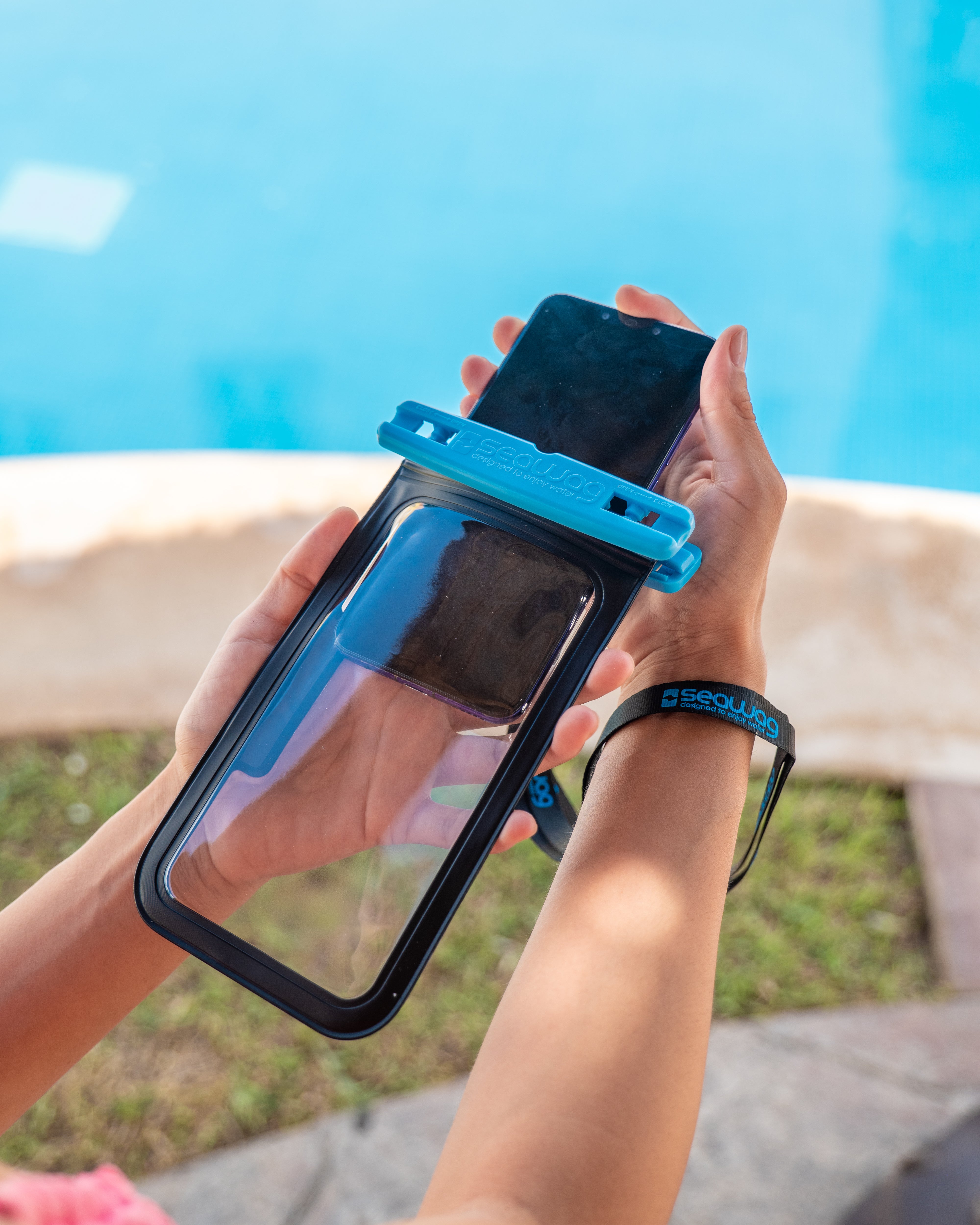 Universal Waterproof Case For Smartphone - Black/Pink